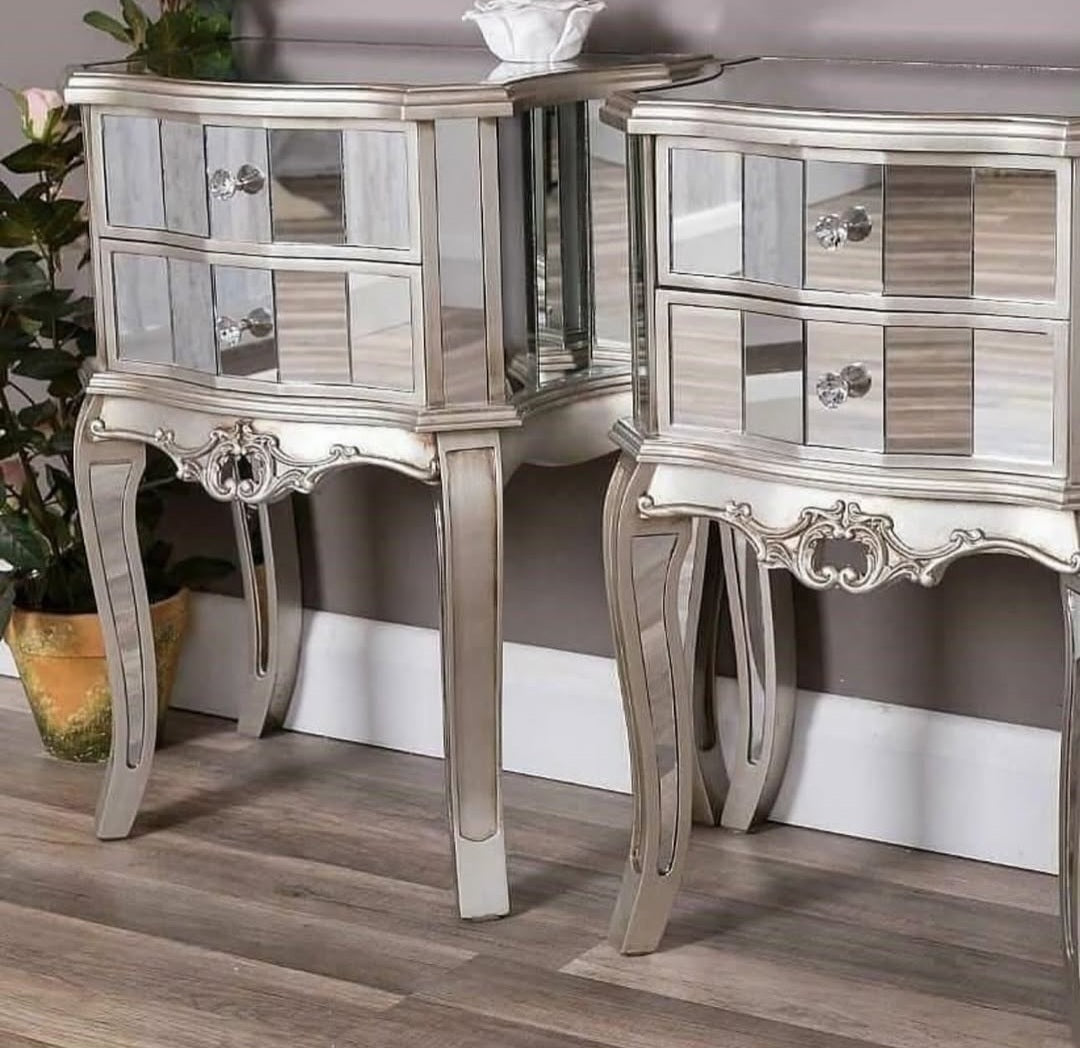 Regal mirrored pedestal