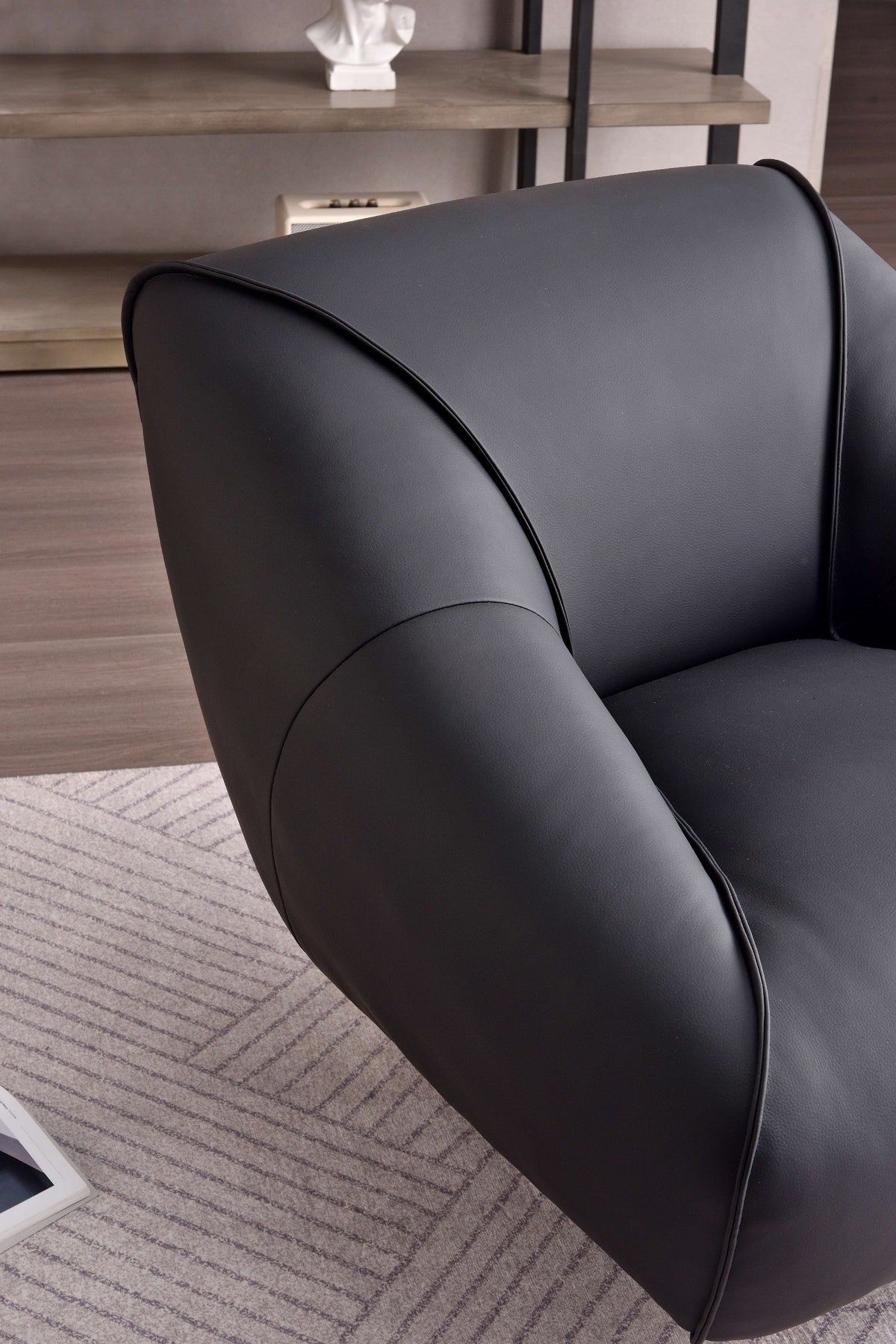 Veneta luxe swivel chair