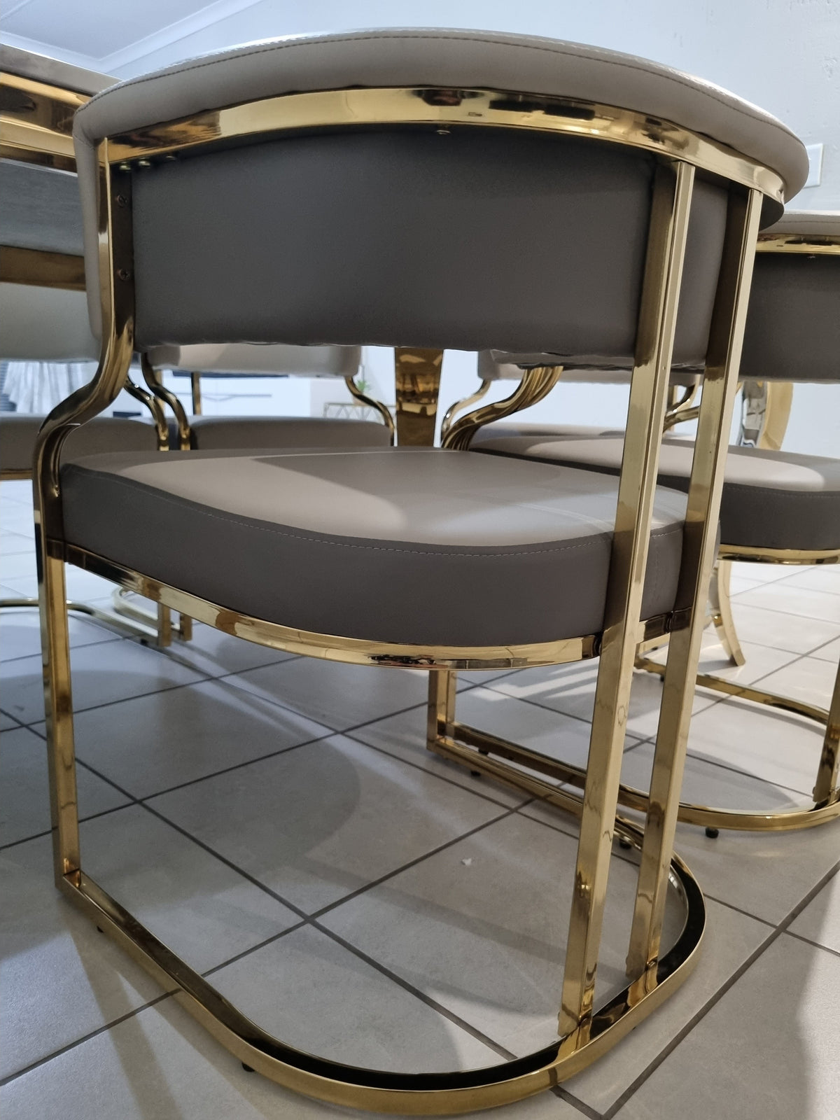 Cavario Luxury Dining Set