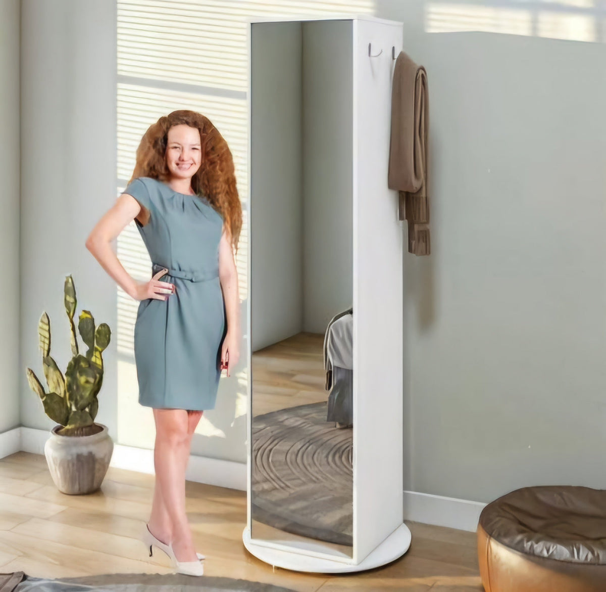 Rotating 360 degree mirror cabinet