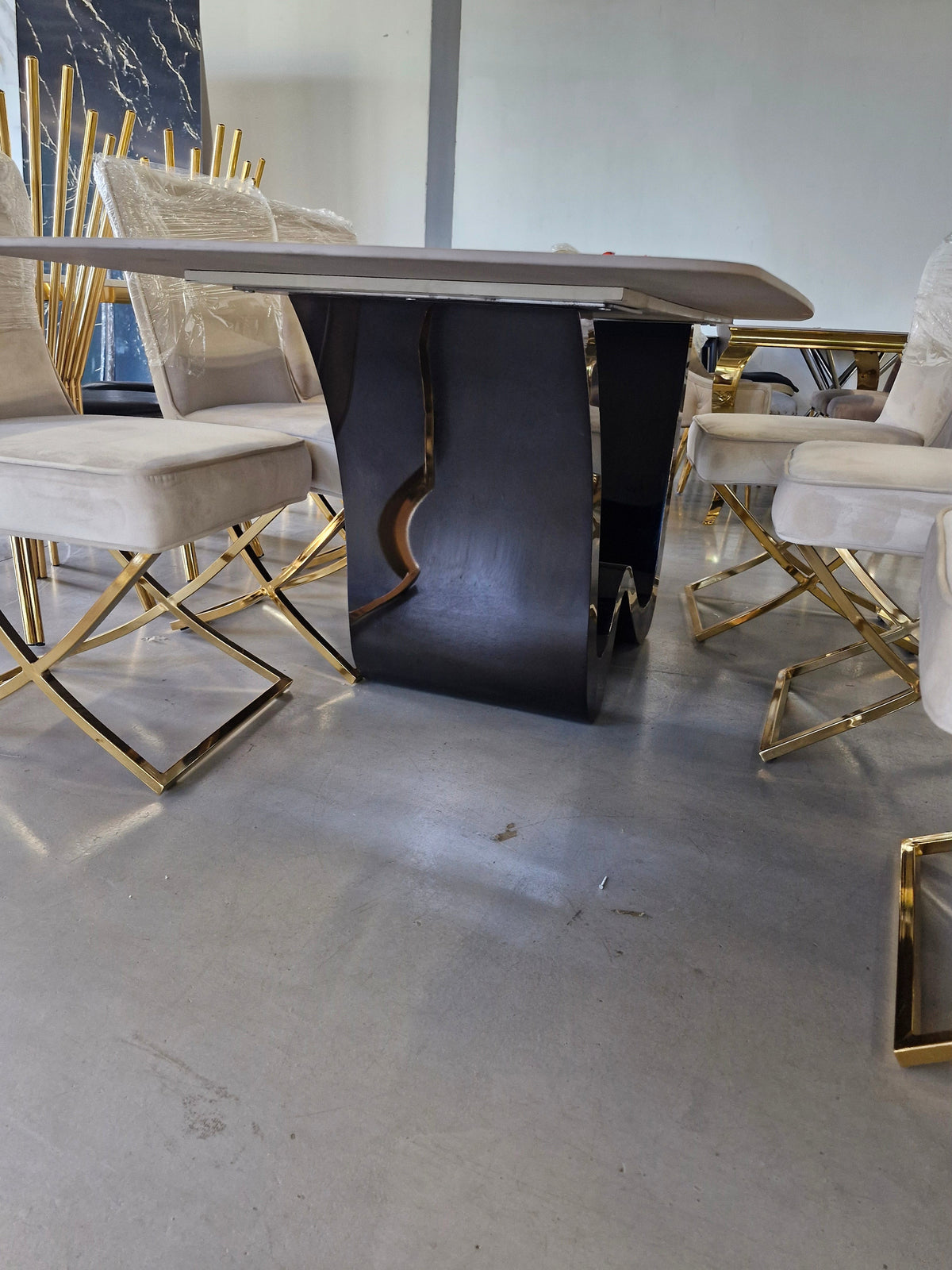 Alanya gloss black luxe dining table