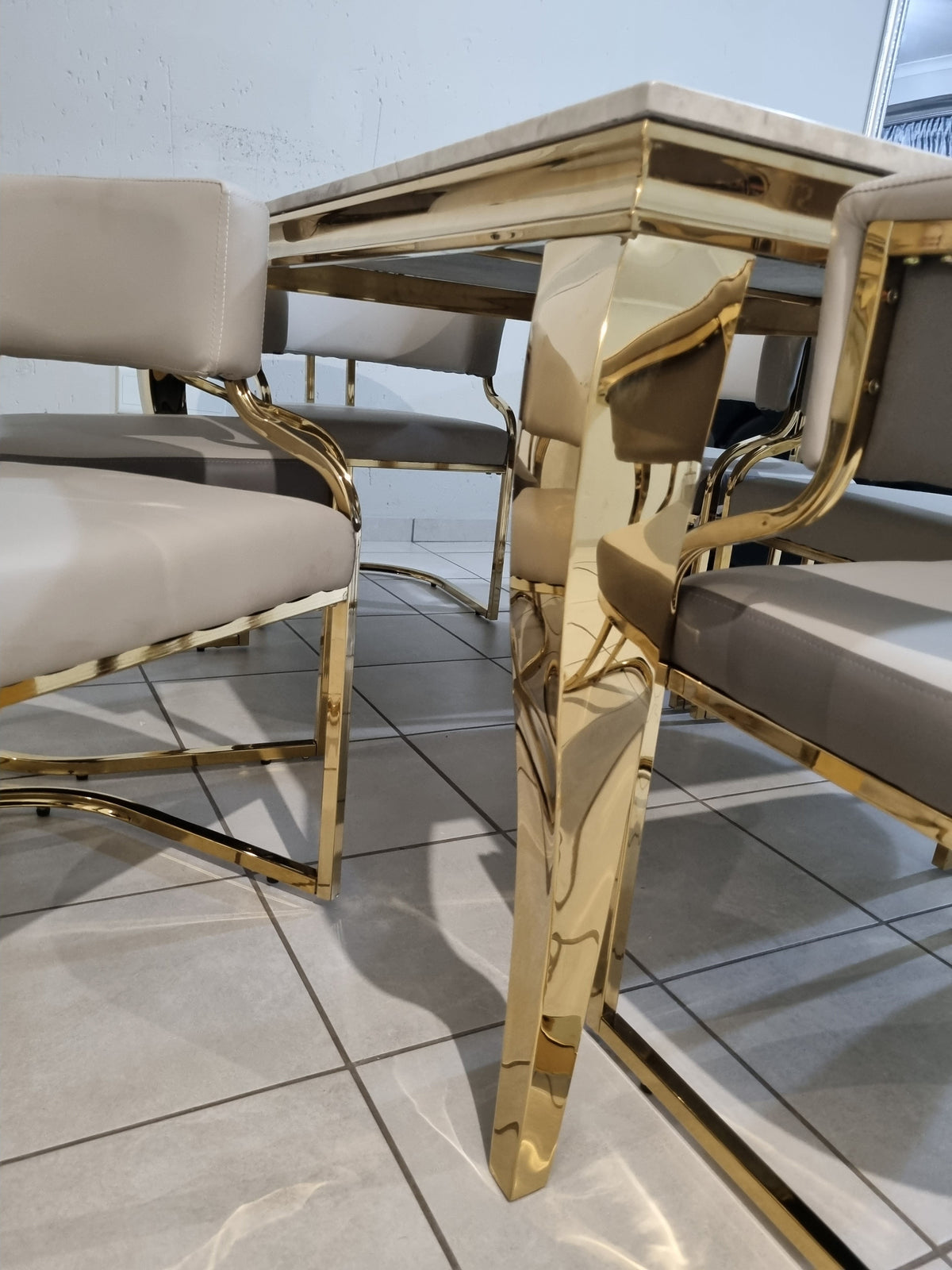 Cavario Luxury Dining Set