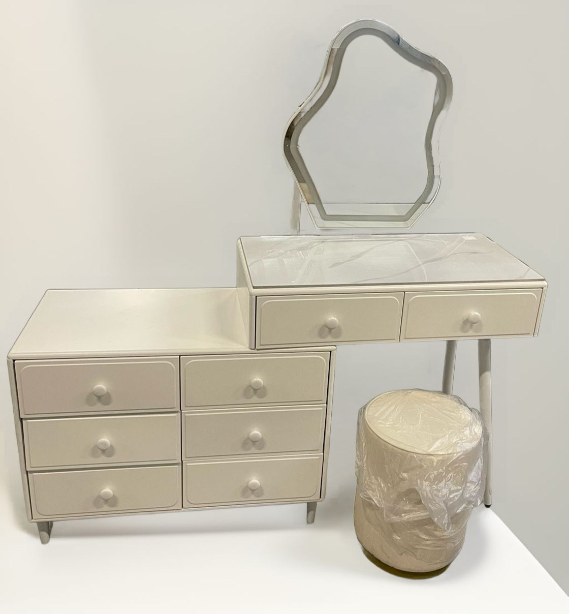 Dayanara vanity set